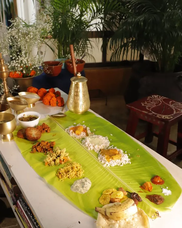 A complete Onam Sadya, laid out and ready for the feast. This is the sight that welcomes King Mahabali, a visual promise of prosperity and happiness, with every element from pickles to payasam in its rightful place.