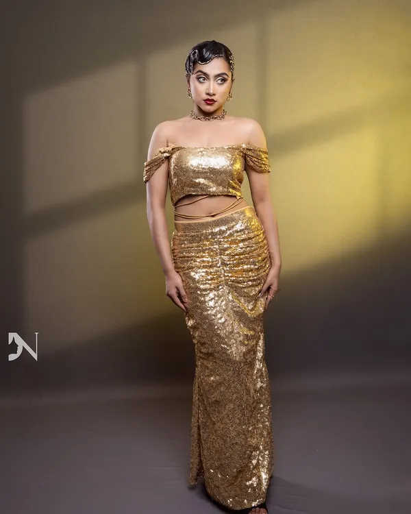 A full-length shot of my favorite high-fashion look. The golden outfit, bold makeup, and vintage-inspired finger wave hairstyle all came together to create this masterpiece.