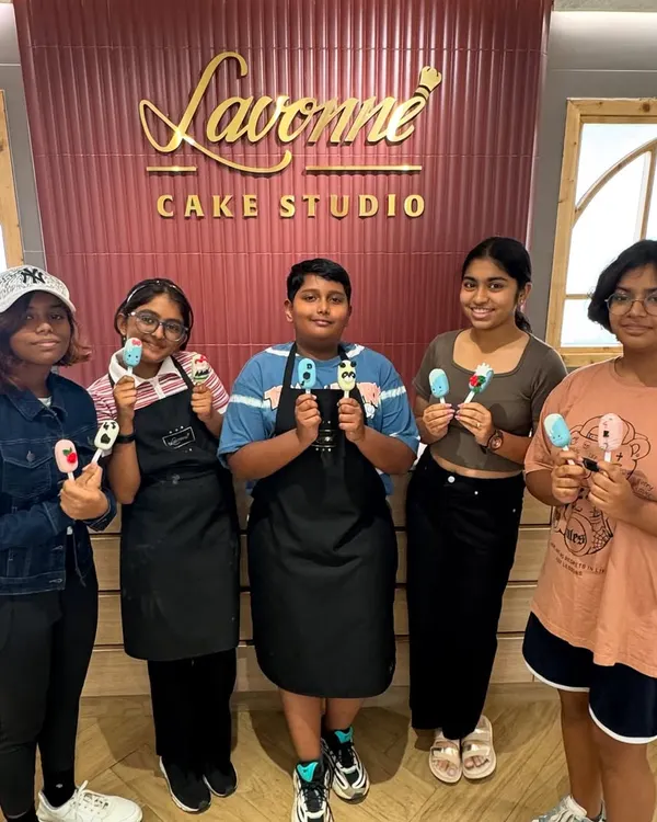 Look at these happy faces! This is what my Kids Baking Camp is all about. I’m so grateful to see our junior chefs proudly showing off the colourful cakesicles they decorated all by themselves. It’s pure joy and sugar!