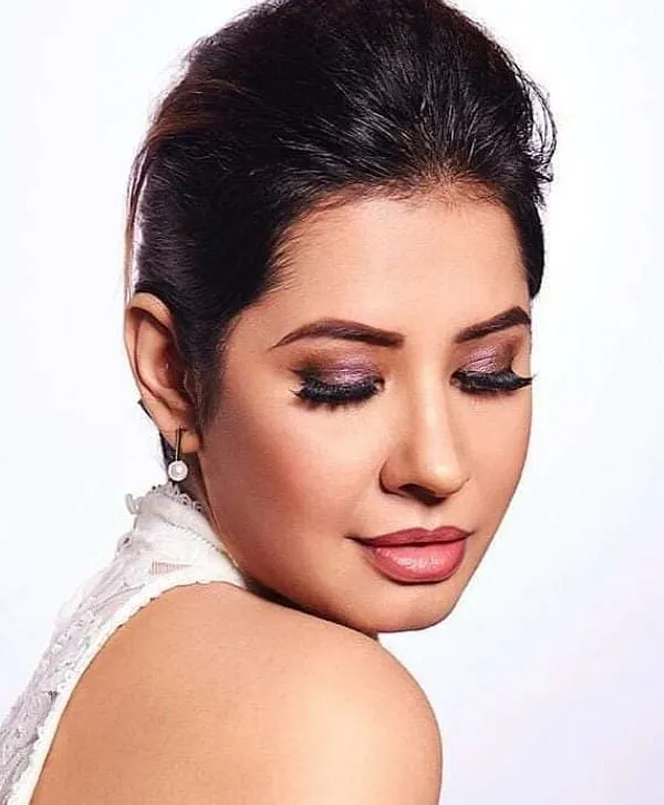 A closer look at a glamorous eye makeup style. I used a blend of purple eyeshadows and full lashes to create a dramatic, captivating look perfect for an evening reception or cocktail party. This shows how we can play with color to make your eyes the center of attention.