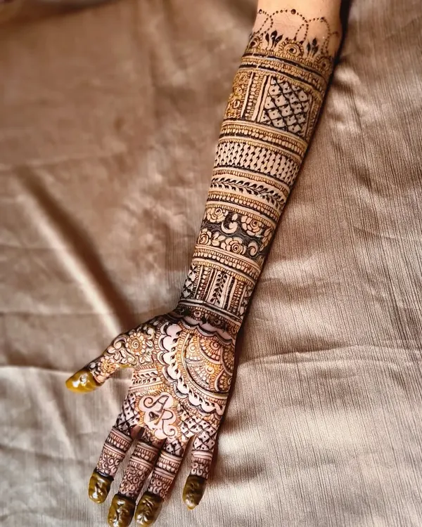 A perfect example of personalization, with the initials 'AR' beautifully integrated into the center of the palm design for this bride.