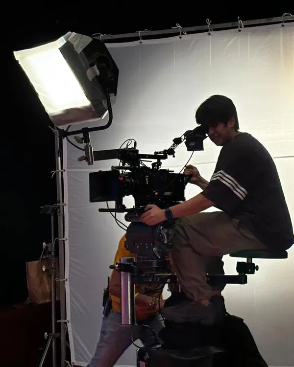 For this skincare ad film, we used a classic 1kW zip light to create a soft and flattering beauty light. This was blended with an Arri T5 tungsten fresnel pushed through a grid cloth to wrap the light around the subject.