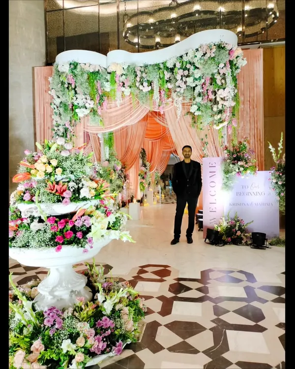 At the stunning entrance of the Conrad, Pune, before my live sand art show. The decor at these events is always so inspiring.