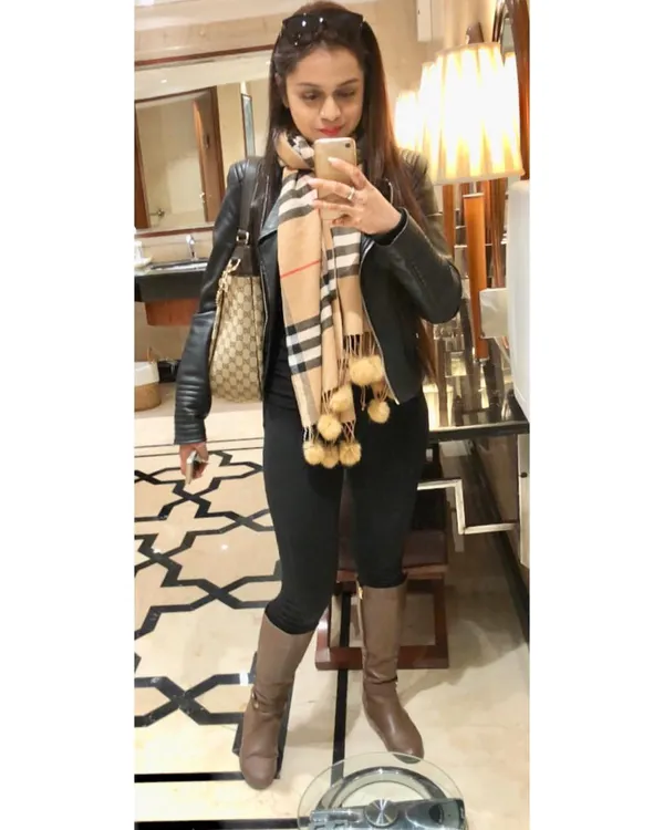 This is my formula for a chic winter look. I started with an all-black base and introduced a secondary color, brown, through my accessories like the boots, bag, and scarf. Playing with different shades of the same color adds depth.
