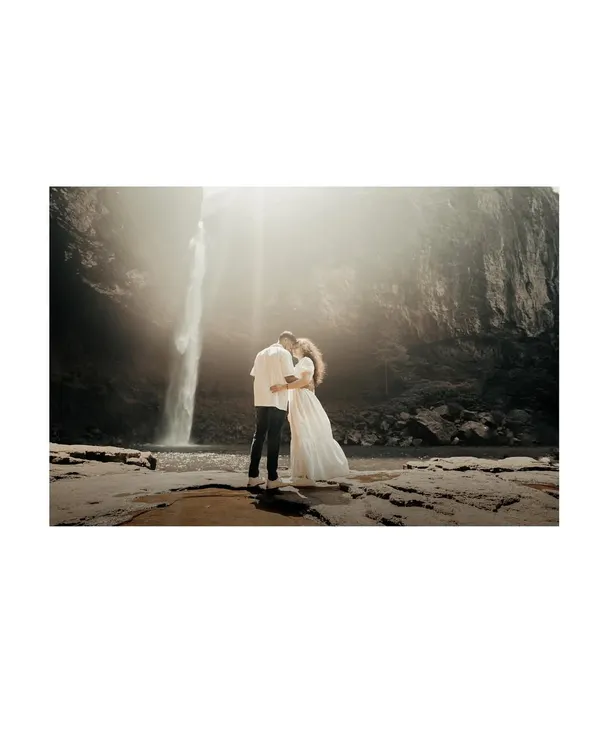 A breathtaking moment captured at Devkund waterfall. I aim to create these epic, once-in-a-lifetime shots that feel as grand as your love story.