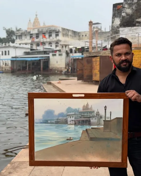 Holding my completed watercolour painting at the Pushkar ghat in Rajasthan. This was painted on location during a national artist camp.