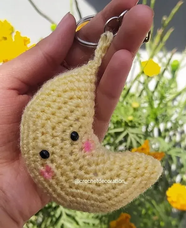 Our crochet moon keychain is a dreamy little accessory. Made with soft yellow yarn and featuring a cute, blushing face, it's a perfect charm for your bag or keys.