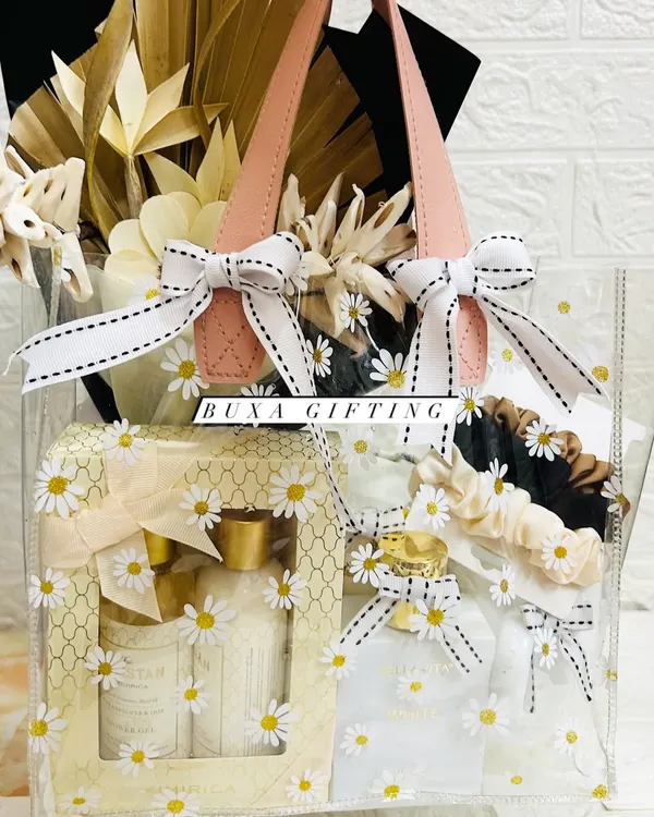 Elegance in every detail. This all-white luxury hamper is perfect for weddings or anniversaries, featuring perfume, a candle, a dry flower bouquet, and more in a chic transparent handbag.