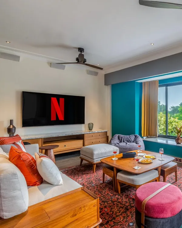This is what movie nights should feel like. I designed this cozy home theater in a luxury villa, integrating a complete sound system and smart lighting to create the perfect cinematic atmosphere with just one command.