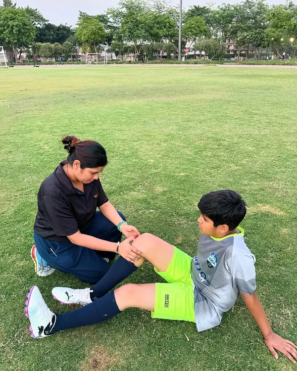 A player's career depends on their health. We provide physio-backed injury prevention and management right on the field. A dedicated physiotherapist conducts a knee assessment to ensure our young athlete's long-term fitness and performance. Your well-being is our priority.