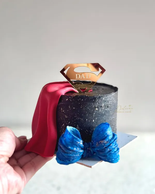 A mini Superman-themed bento cake for Father's Day, because every dad is a superhero.
