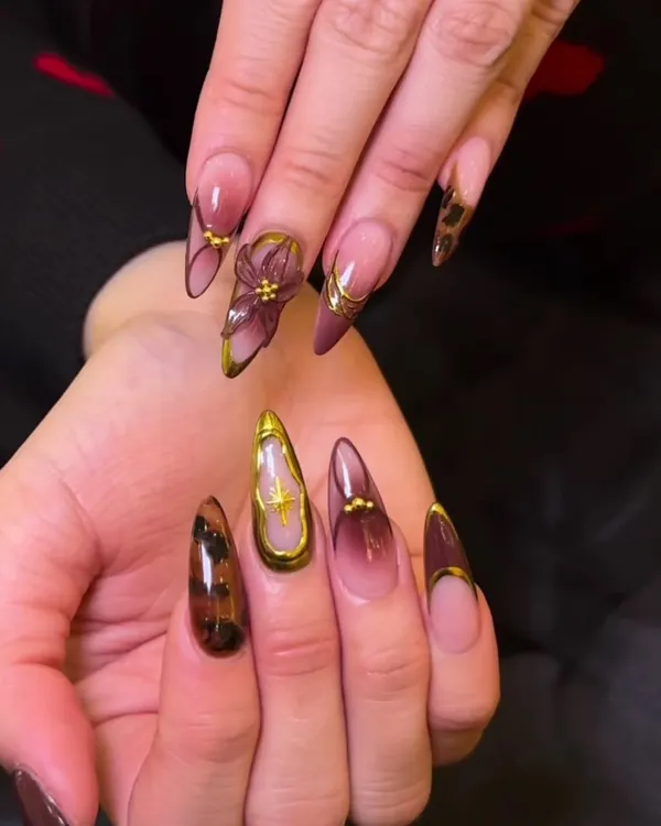This classy and chic set is one of my absolute favorites, combining multiple advanced techniques. It features a rich tortoise shell pattern, delicate 3D sculpted flowers, a soft blush ombre effect, and is finished with elegant gold chrome detailing for a truly luxurious look.