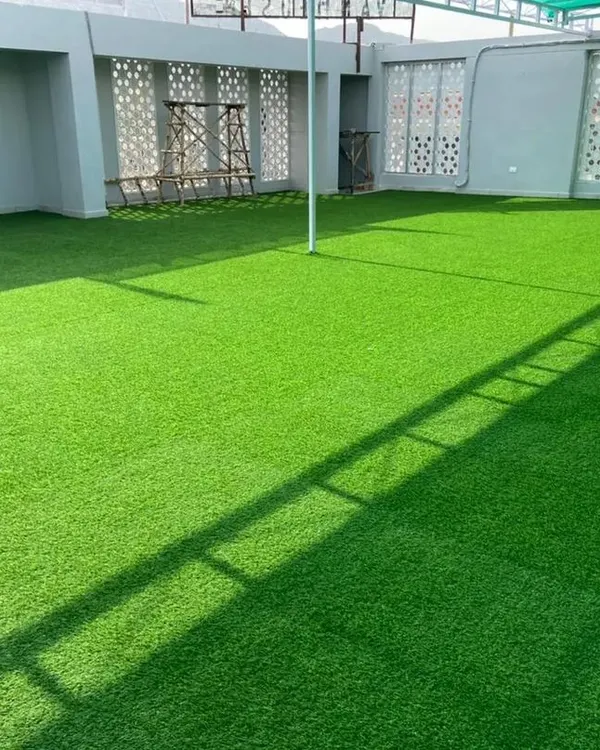 We converted this large, empty rooftop into a functional and beautiful green space. Our artificial turf installation provides a lush, maintenance-free lawn, instantly adding value and usability to a previously overlooked area.