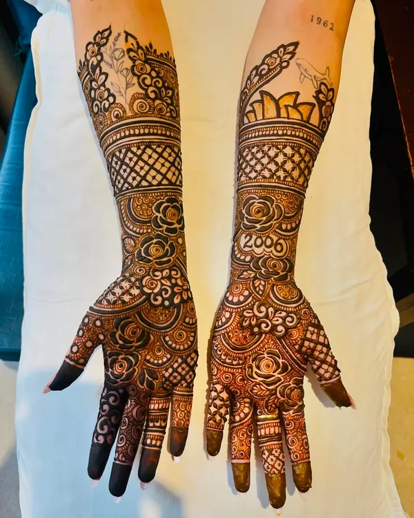 A beautiful personalized bridal design featuring the year 2006 and a cityscape. In my classes, you'll learn how to incorporate unique elements into your henna art.