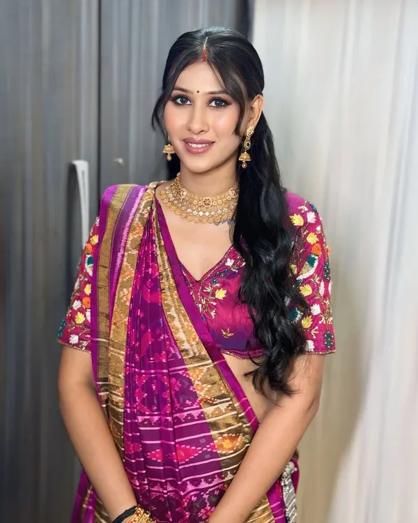 Serving a look that is both hot and pretty. This client is ready for her event in a traditional saree, paired with a modern ponytail, face-framing bangs, and a dewy makeup finish.
