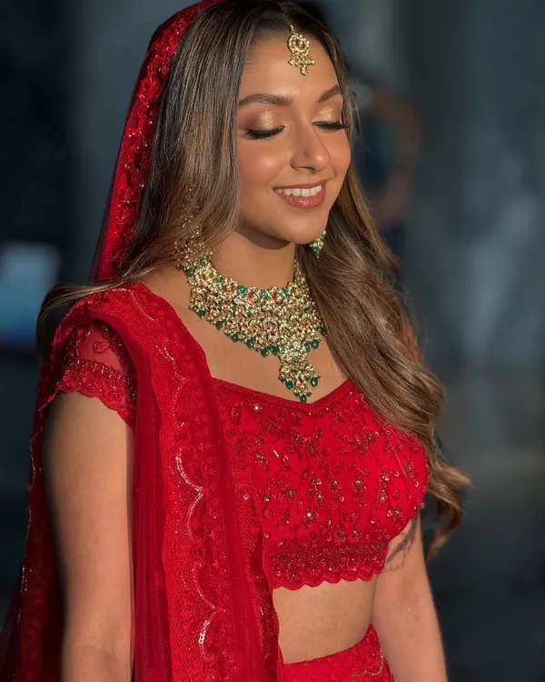 This is the look I live for. A radiant bride with glowing, flawless skin that looks incredible both in person and on camera. For this classic wedding day look, I used soft, luminous makeup to enhance her features, letting her happy smile be the main focus.