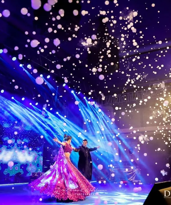 The couple’s first dance under a magical shower of bubble confetti and dramatic stage lighting. I design these moments to feel like they are straight out of a movie, creating a core memory of the Sangeet night.