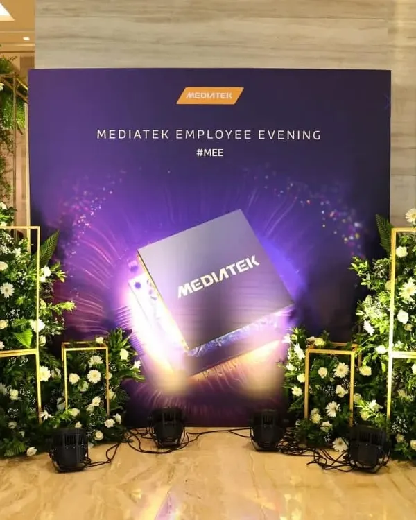 We design and construct bold, branded backdrops that serve as the focal point for your corporate events. This custom stage for the Mediatek Employee Evening ensures your brand message is front and center, creating a professional atmosphere for presentations and photo opportunities.