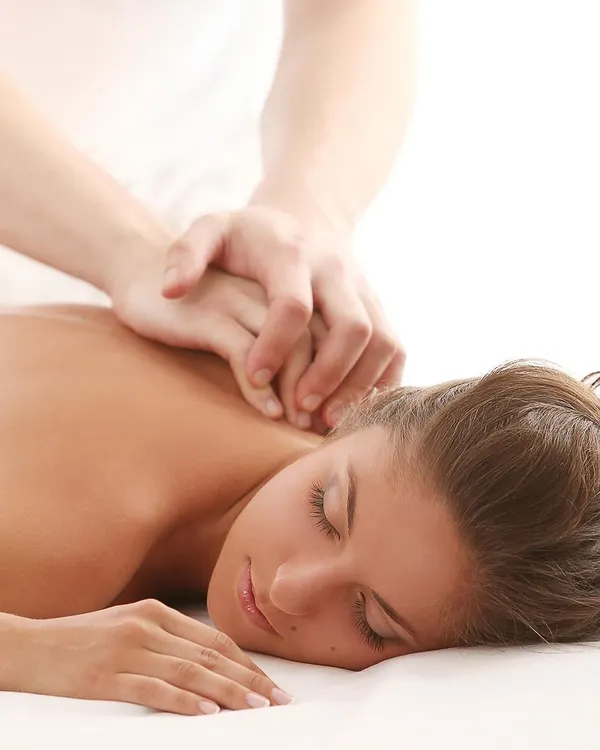 A moment of complete surrender. Our full body massages focus on long, flowing strokes and gentle kneading to release muscular tension and guide you into a state of profound calm.