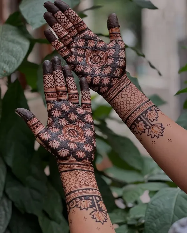 This design is a favorite of mine, featuring a central mandala surrounded by delicate lotus motifs. The dark, rich stain is the result of my all-natural, chemical-free henna paste, ensuring a beautiful and long-lasting color for your special occasion.