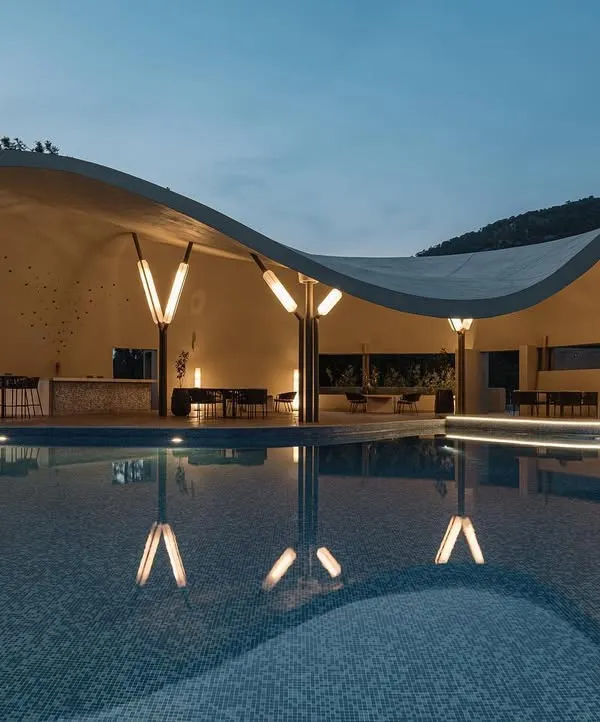 This is the Aqua Pool & Spa project, where we designed an experience that celebrates the surrounding hills. The structure embodies modernity and captures breathtaking views, creating a space that offers both privacy and a deep connection to nature.
