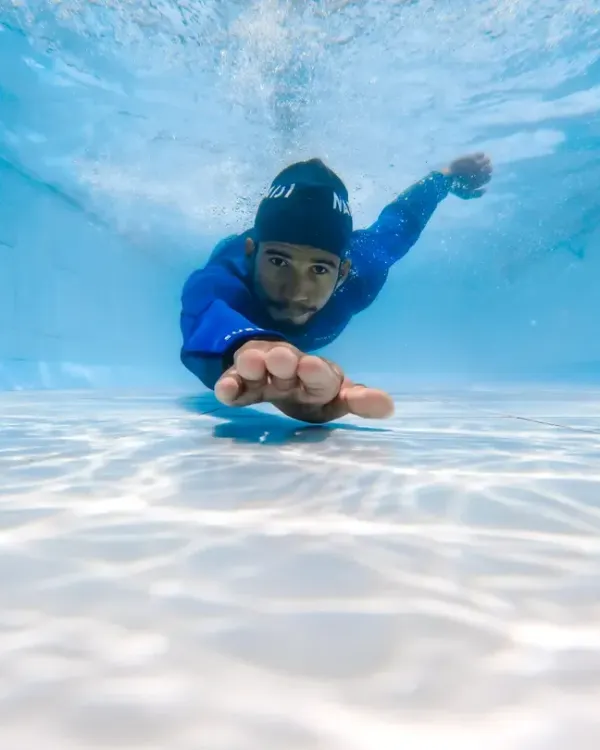 This is what confidence in the water looks like. We guide our students from their first paddle to mastering powerful underwater glides, focusing on strong technique and a love for swimming.