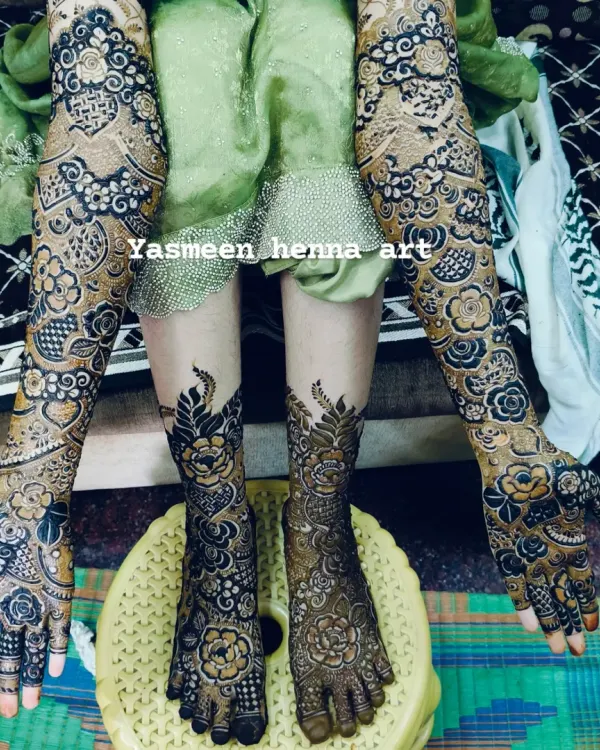 This is what I love to create: a complete head-to-toe bridal mehndi look. This design for Noor features intricate floral and paisley patterns that flow from her hands all the way to her feet, ensuring she looks and feels like a queen on her wedding day.