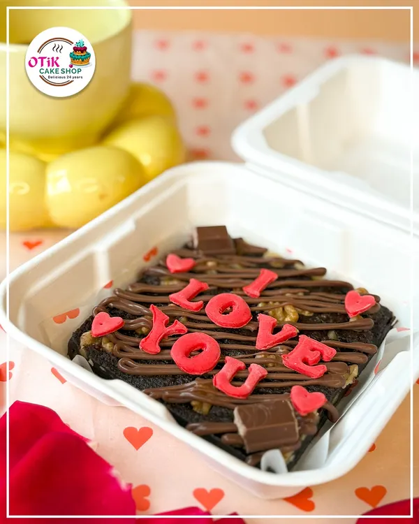 Say "I Love You" with a brownie. This Valentine's Day bento brownie is rich, fudgy, and decorated with chocolate drizzle and red hearts.