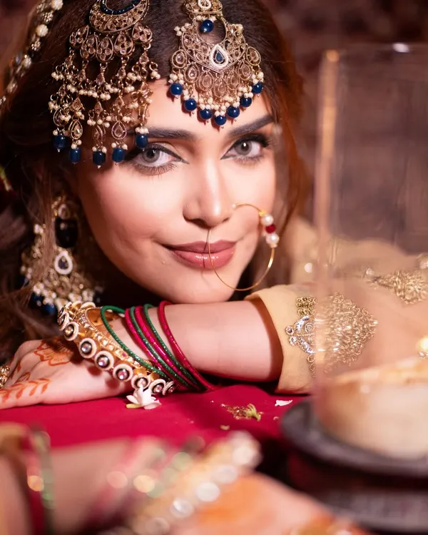 This stunning Heeramandi-inspired look, created by one of my students, showcases the mastery of traditional techniques with a modern touch. Notice the flawless base, defined eyes, and perfect placement of jewelry.