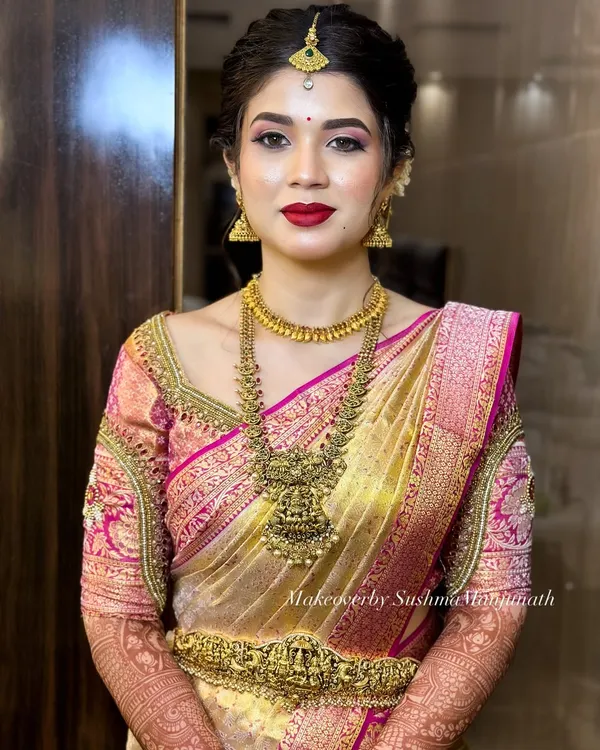 This is the classic, radiant South Indian bridal look I love to create. My focus is on flawless, long-lasting HD makeup that makes you feel confident and look stunning for your muhurtham.