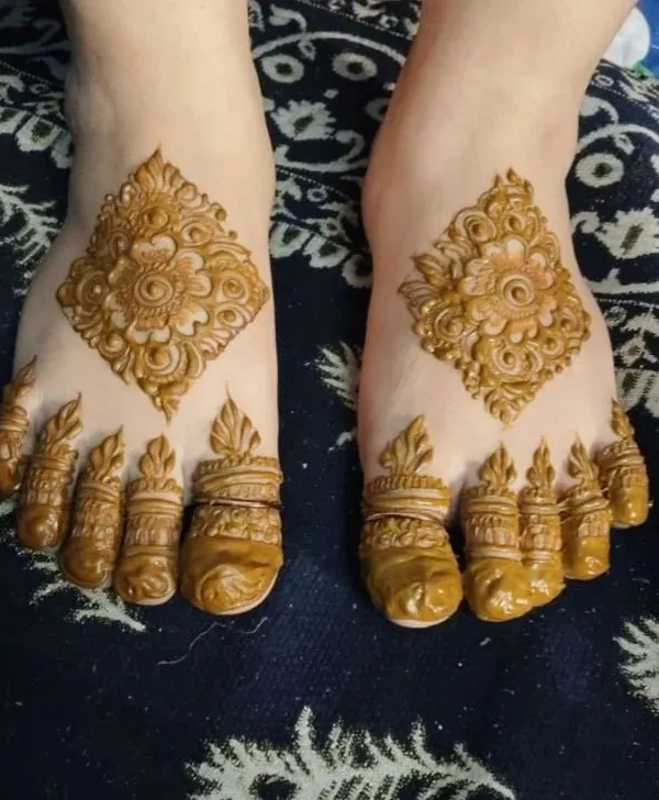 A simple yet striking design for the feet. The central floral motif is complemented by detailed patterns on the toes, creating a look that is both elegant and traditional.