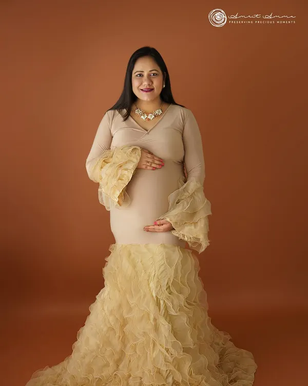 A simple, elegant portrait that lets the mother's glow shine. This was shot using my Wall Magnetic System with a solid brown backdrop, creating a warm and intimate feel. The fabric hangs perfectly, providing a distraction-free background.