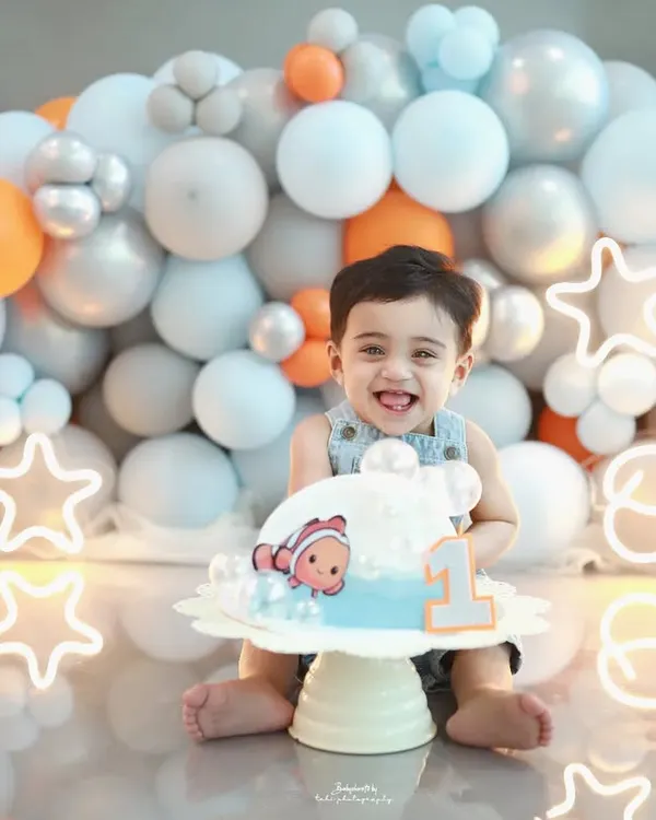 An explosion of joy! This little one's infectious smile during his Nemo-themed cake smash session is what turning one is all about.