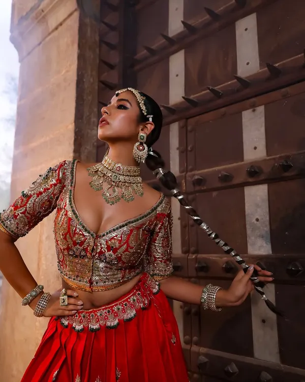 A powerful moment from a campaign for Jadaav Jewels, where I focused on creating a dramatic and regal bridal look. The styling highlights a magnificent jadau necklace set against a rich, red embroidered lehenga, with a braided parandi hairstyle to complete the traditional aesthetic.