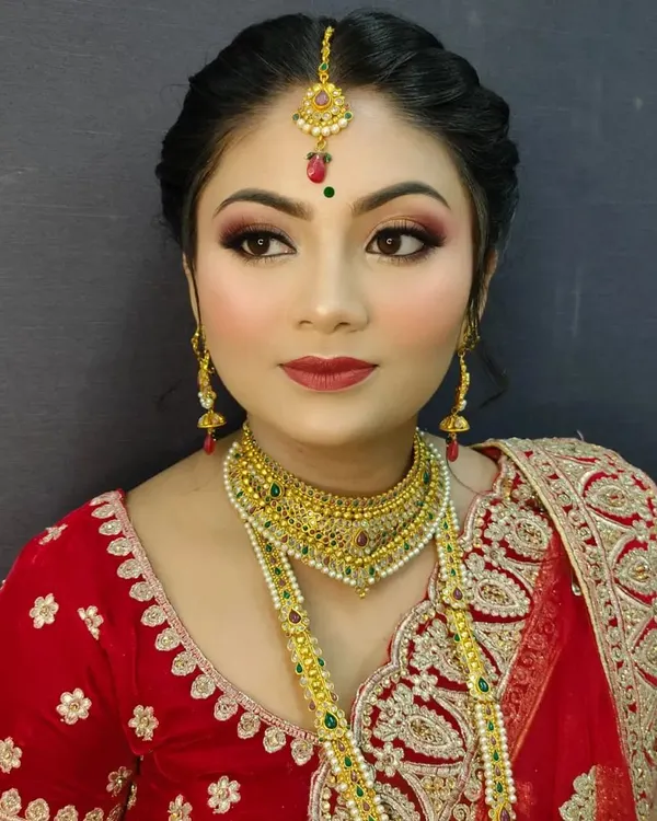 A complete North Indian bridal look created by one of our students. The training covers creating a balanced look that harmonizes heavy jewelry and embroidered outfits with refined makeup artistry.