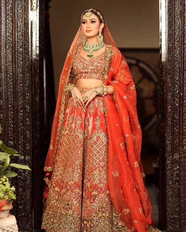 A portrait of a radiant bride. This soft peachy-coral glam is perfect for day weddings, with flawless skin and defined eyes that enhance your natural beauty.
