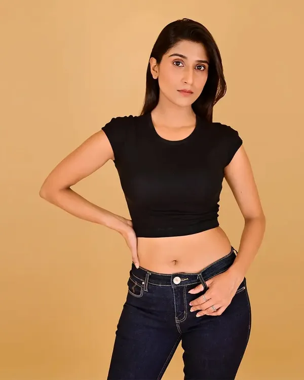 This is the ideal clean makeup look for a model's portfolio. I focus on creating an even, natural-looking skin tone and subtly defining the eyes and brows, which is exactly what casting directors want to see.