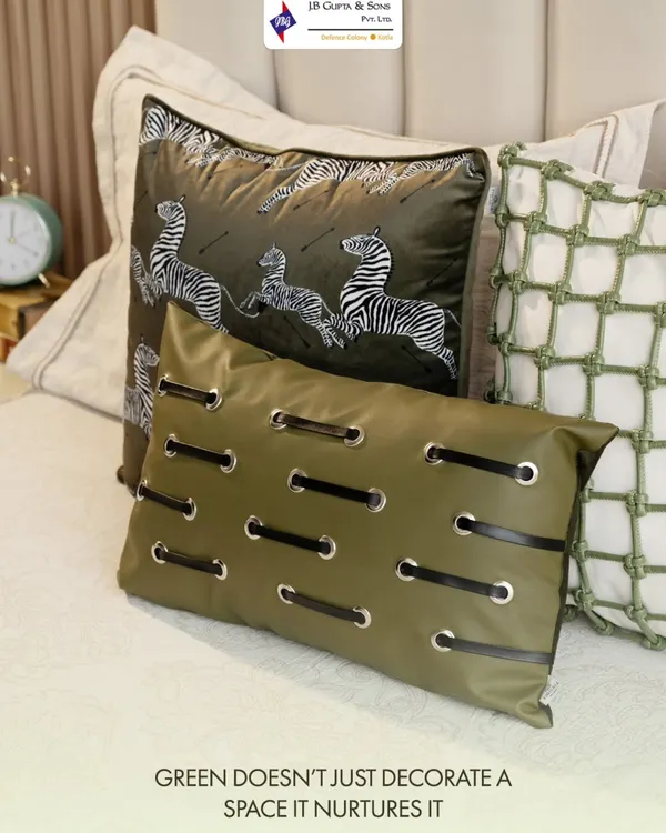 Green doesn't just decorate a space, it nurtures it. This set of olive green cushions, featuring a faux leather design with eyelets and a zebra motif, adds a touch of nature and character to your bedroom.