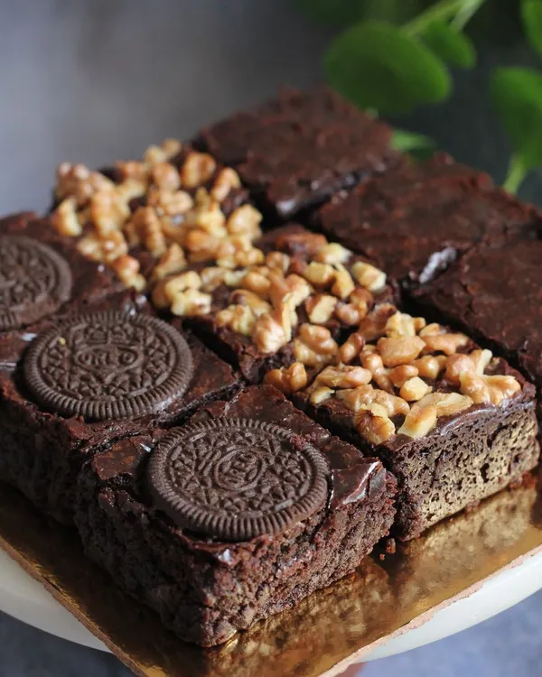 A preview of the delicious treats from our Eggless Assorted Brownies Masterclass, featuring popular Oreo and walnut toppings. This class is perfect for starting a brownie business.