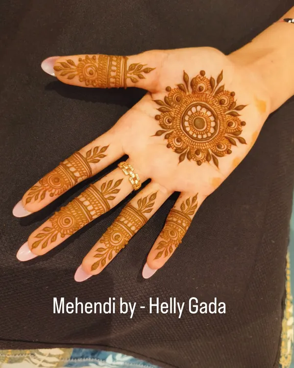 A classic and simple back-hand design. This beautiful mandala is paired with leafy finger details, creating a look that is both traditional and understated. It's a timeless choice for any occasion.