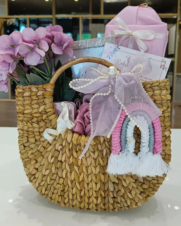 This beautiful hamper is perfect for a bride-to-be or as a bridesmaid gift. Packed in a sustainable kauna grass basket, it's filled with self-care essentials, a cute rainbow charm, and floral details to help her unwind and feel pampered.