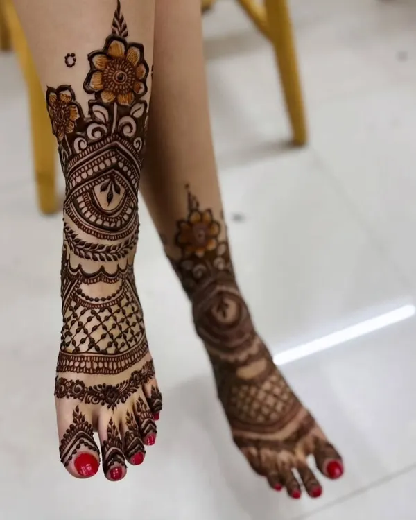 A beautiful floral vine that wraps around the ankle and onto the foot. This style of leg mehendi is very elegant and looks like a piece of jewelry.