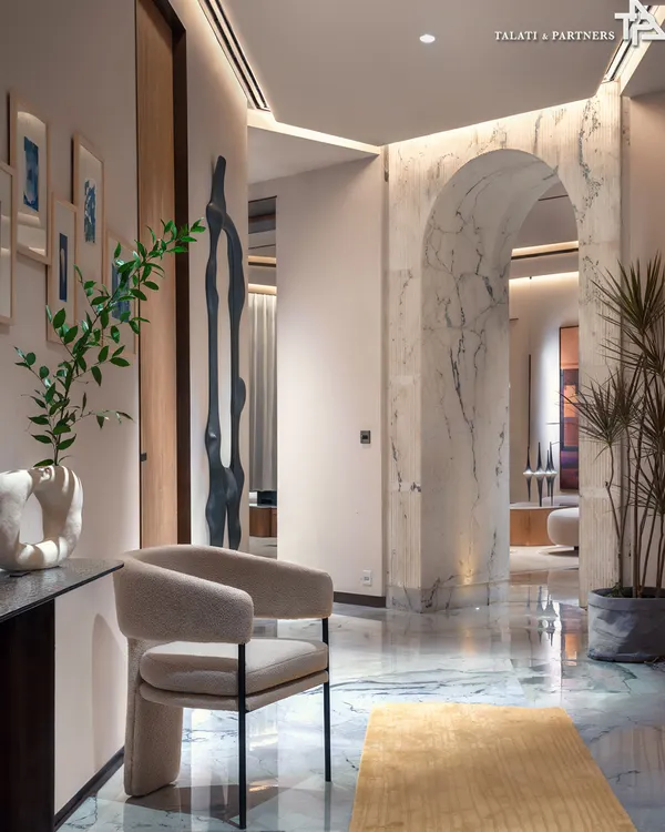 The passageway of Palais Royale’s showflat is an arrival into balance, beauty, and intention. Walls finished in limewash and marble evoke tactility and calm, while fluted veneers and brass accents create seamless junctions that glint subtly under orchestrated mood lighting.