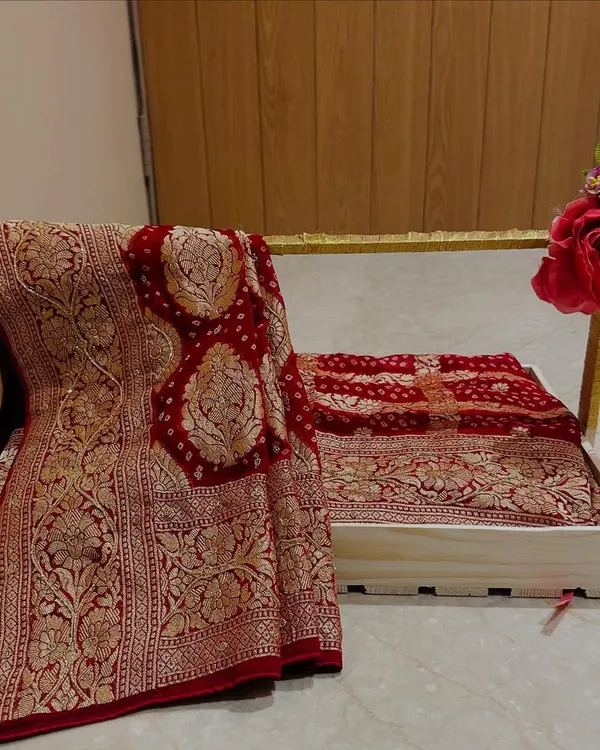 I believe a beautiful garment deserves a grand presentation. Here, a stunning red and gold Banarasi saree is elegantly displayed in a custom wooden tray, turning a traditional gift into a breathtaking showpiece for your wedding trousseau.
