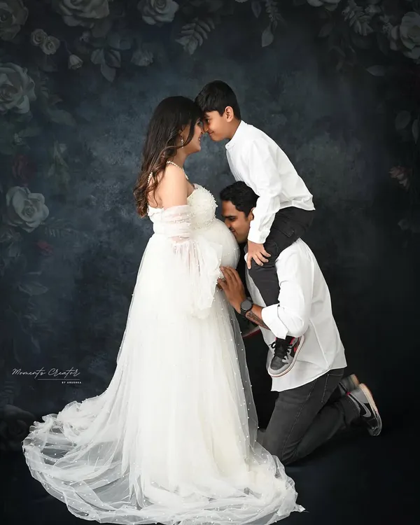 A portrait overflowing with family love. I posed dad and big brother to shower the mom-to-be with affection, creating a memory that truly captures their bond as they await their new arrival.