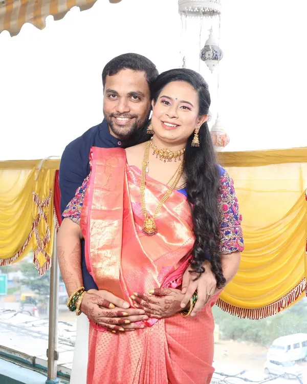 A happy moment captured during a baby shower. I created a soft and glowing makeup look for the mom-to-be, ensuring she felt comfortable and looked radiant for her special day.