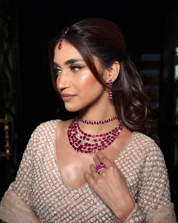 This soft glam look is all about main character energy. The focus is on luminous skin that glows from within, paired with a defined eye and a soft lip. It's the perfect makeup for a modern bride who wants to look naturally radiant.