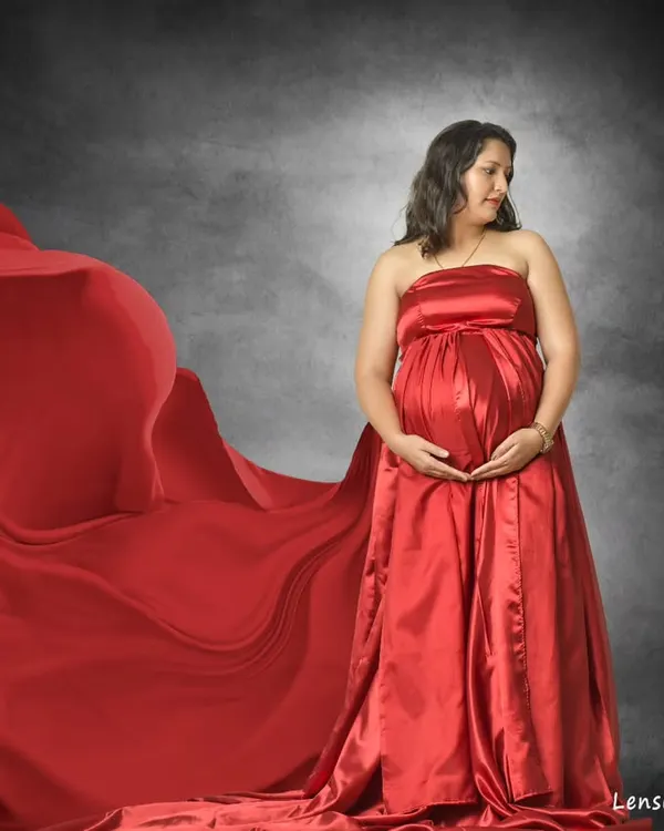 This is the kind of magical, timeless portrait I love to create. The vibrant red of the flowing gown creates a powerful and elegant statement, celebrating the strength and beauty of motherhood in my studio.