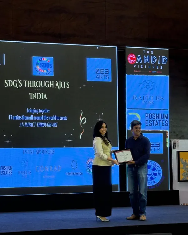 Receiving an award at the 'SDGs Through Arts' event in India. It was a privilege to be recognized for my contribution and to be part of a global initiative that uses art to create impact.