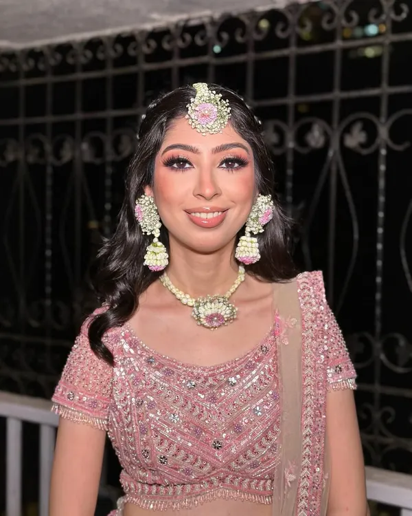 Desi vibes, but make it GLAM. For Kanika’s mehendi sangeet, we did a dramatic smokey eye to complement her beautiful pink outfit and floral jewelry.